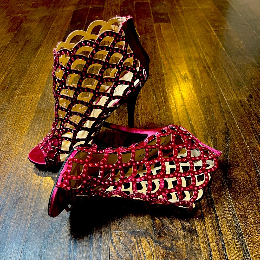 Stunning size 8.5 cranberry cut out boot with crystals!